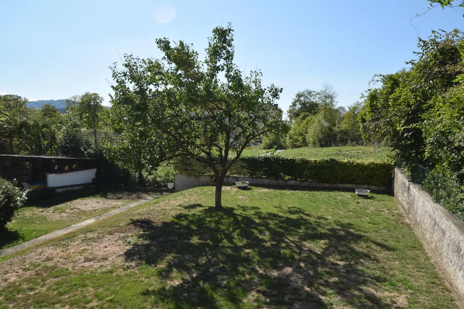 Blick Terrasse in den Garten