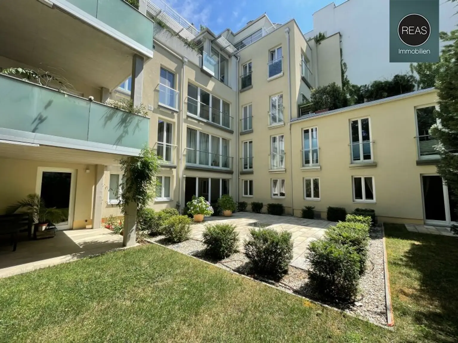 Provisionsfrei: Wunderschönes Apartment mit ruhiger Balkon-Terrasse bei der Orangerie Schönbrunn!