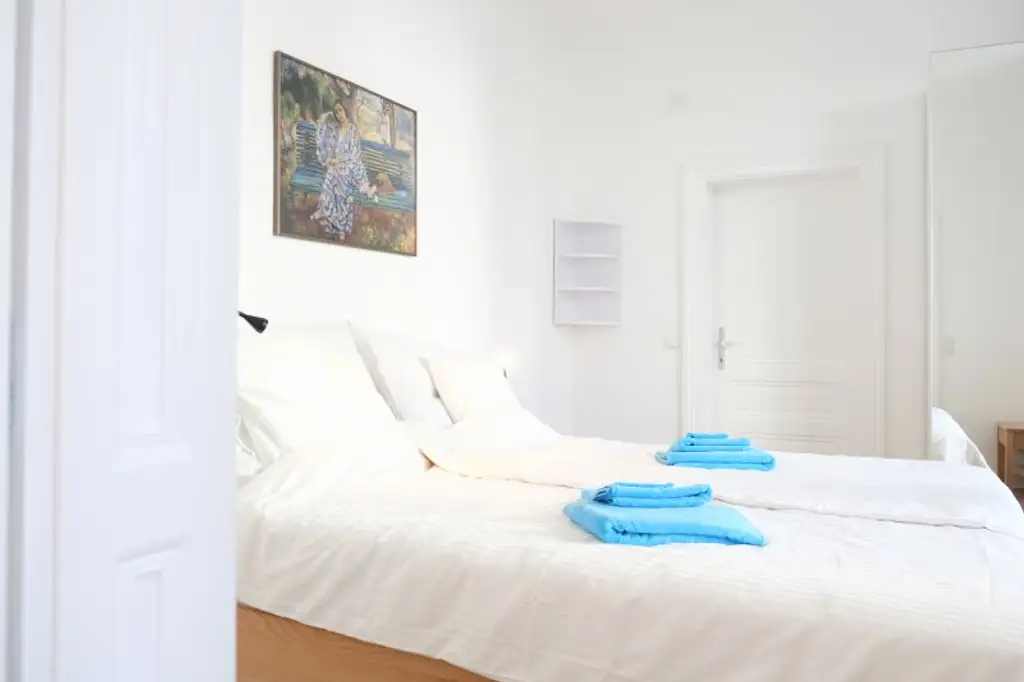 Wunderschöne und generalsanierte 2- Zimmer Altbauwohnung in Top Lage!!!