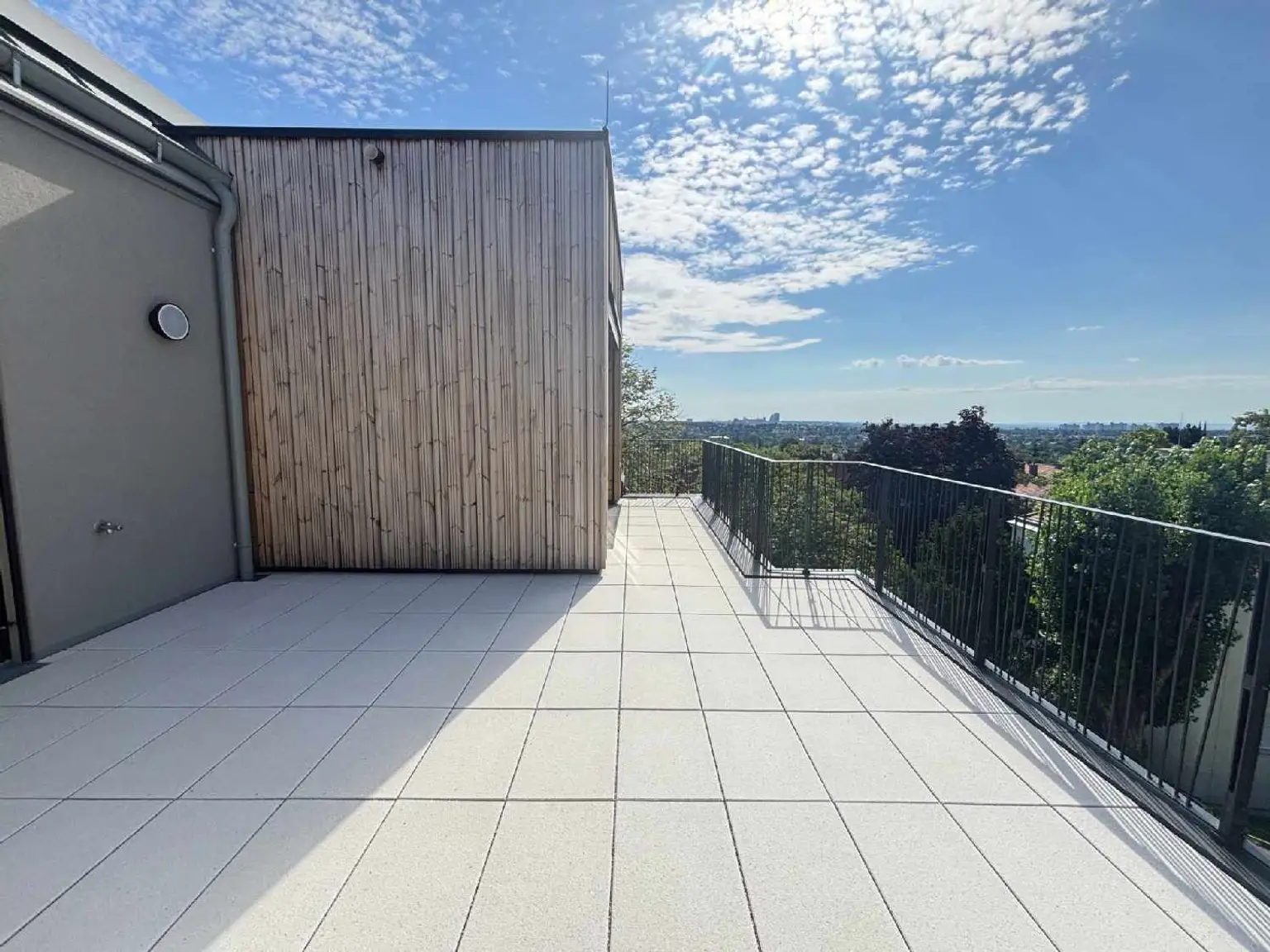 STOCK IM WEG - "Erstbezug mit Stil - 4 Zimmer mit Südterrasse, Fitness & Garage"