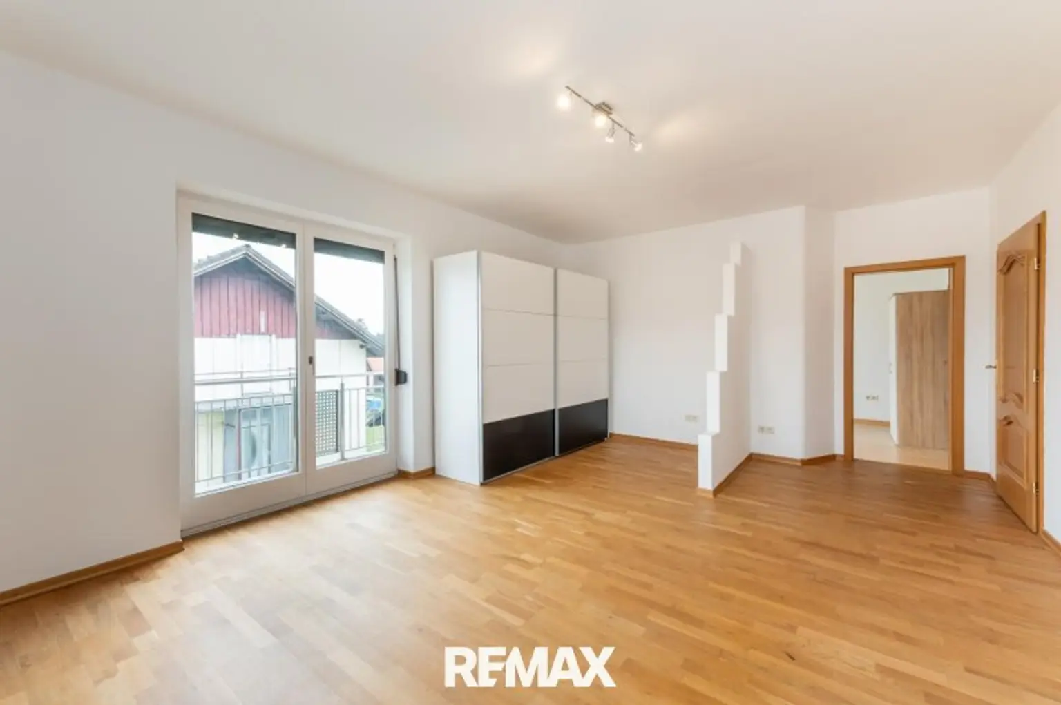 Großzügiges Zimmer mit Balkonzugang OG