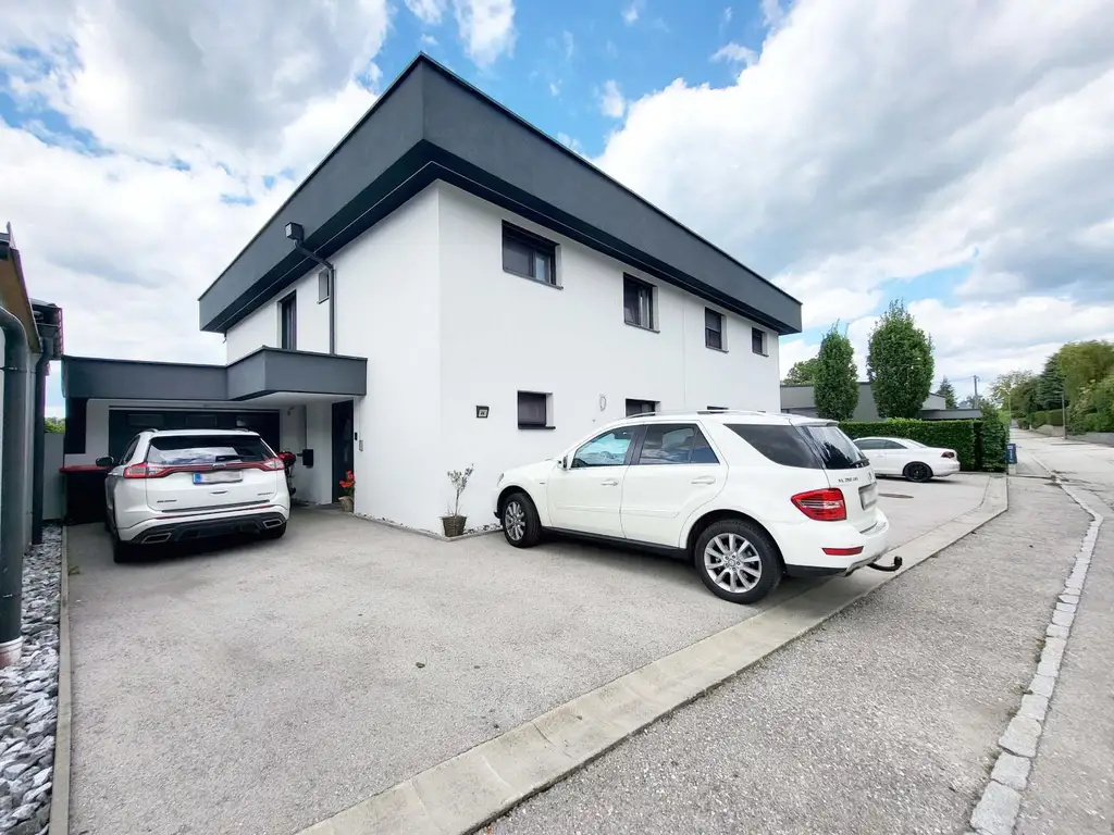 Ihr neues Zuhause: moderne Doppelhaushälfte auf großem Grundstück