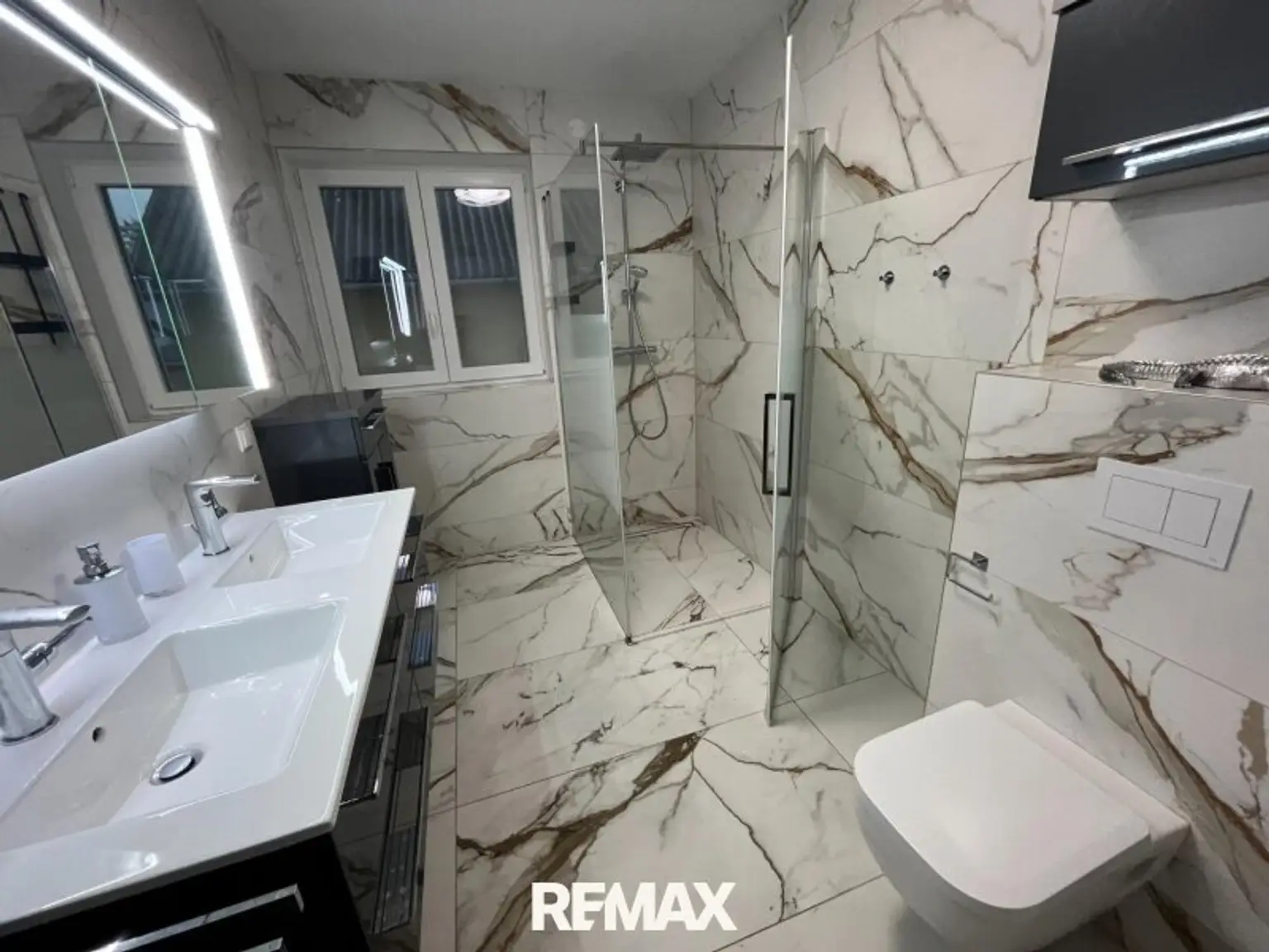 Badezimmer mit Dusche und WC im Obergeschoss