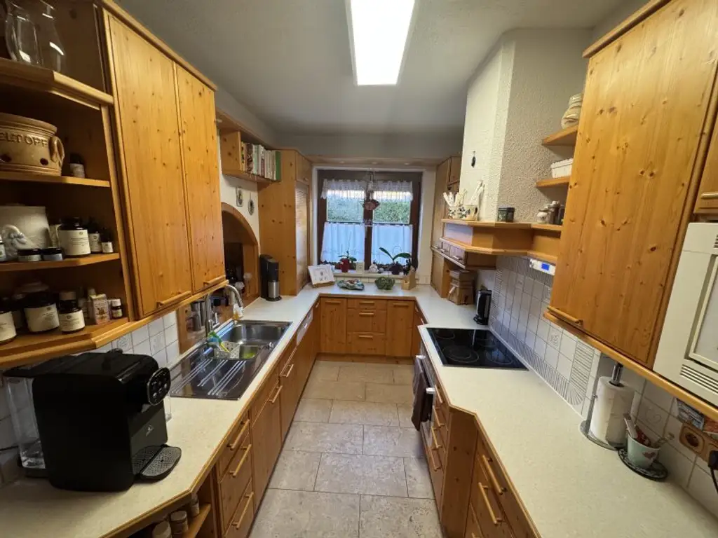 Geräumiges Reihenhaus mit vielseitig nutzbaren Praxisräumen im Untergeschoss