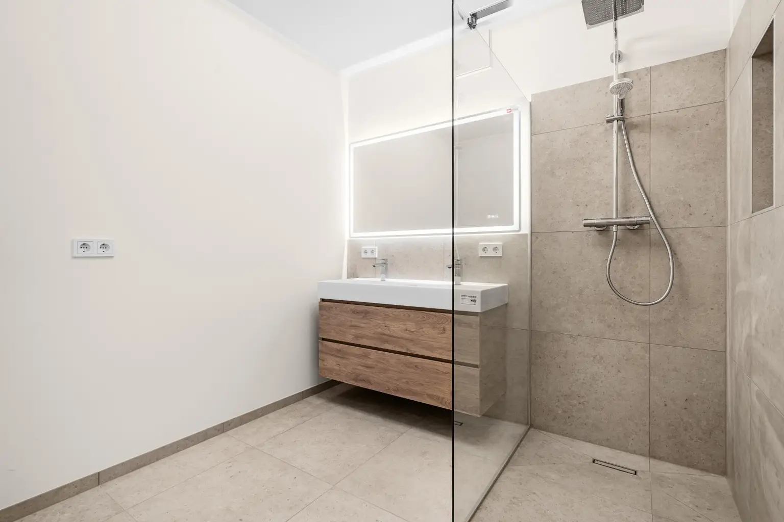 "Helle, Top-renovierte Eigentumswohnung mit Balkon & Garagenplatz – ruhig wohnen, zentral leben"