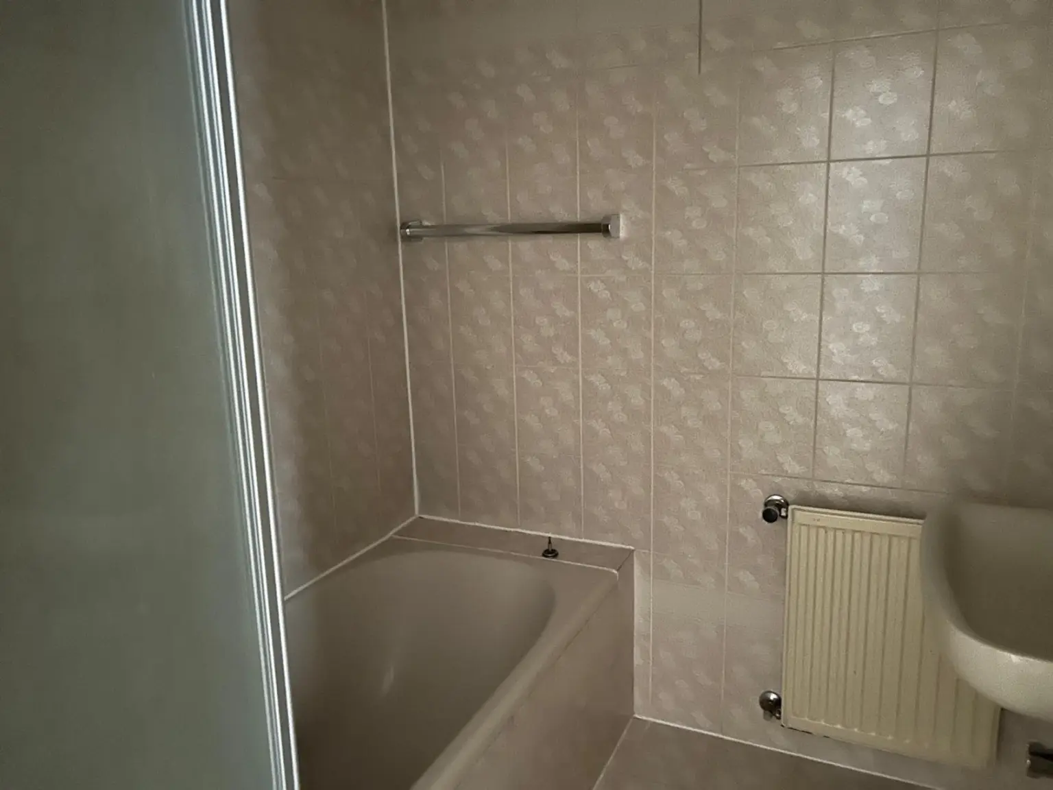 DREI ZIMMER -  ALTBAUWOHNUNG NÄHE STADTHALLE!    WG-HIT!