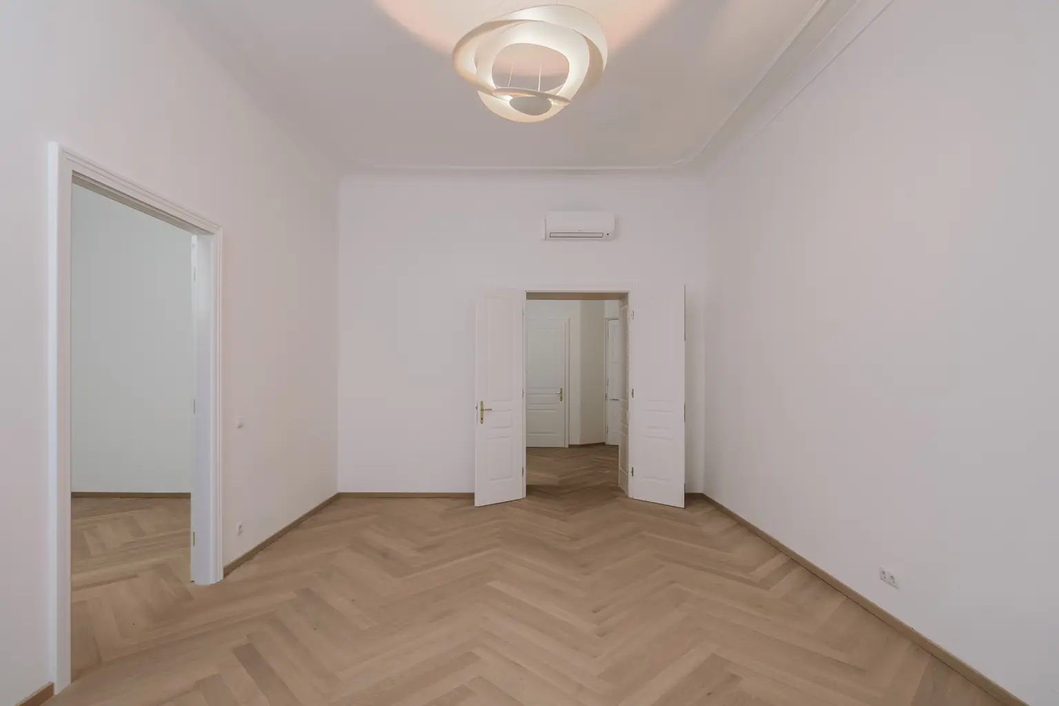 Stilvolle Altbauwohnung ca.107m² mit Balkon in Toplage 1070 Wien!
