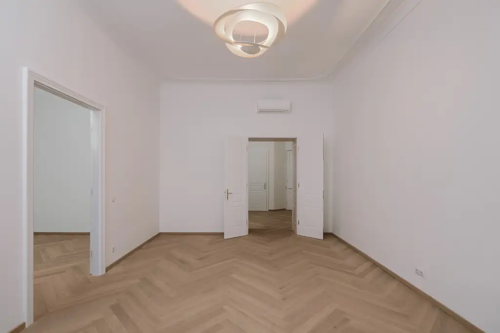 Stilvolle Altbauwohnung ca.107m² mit Balkon in Toplage 1070 Wien!