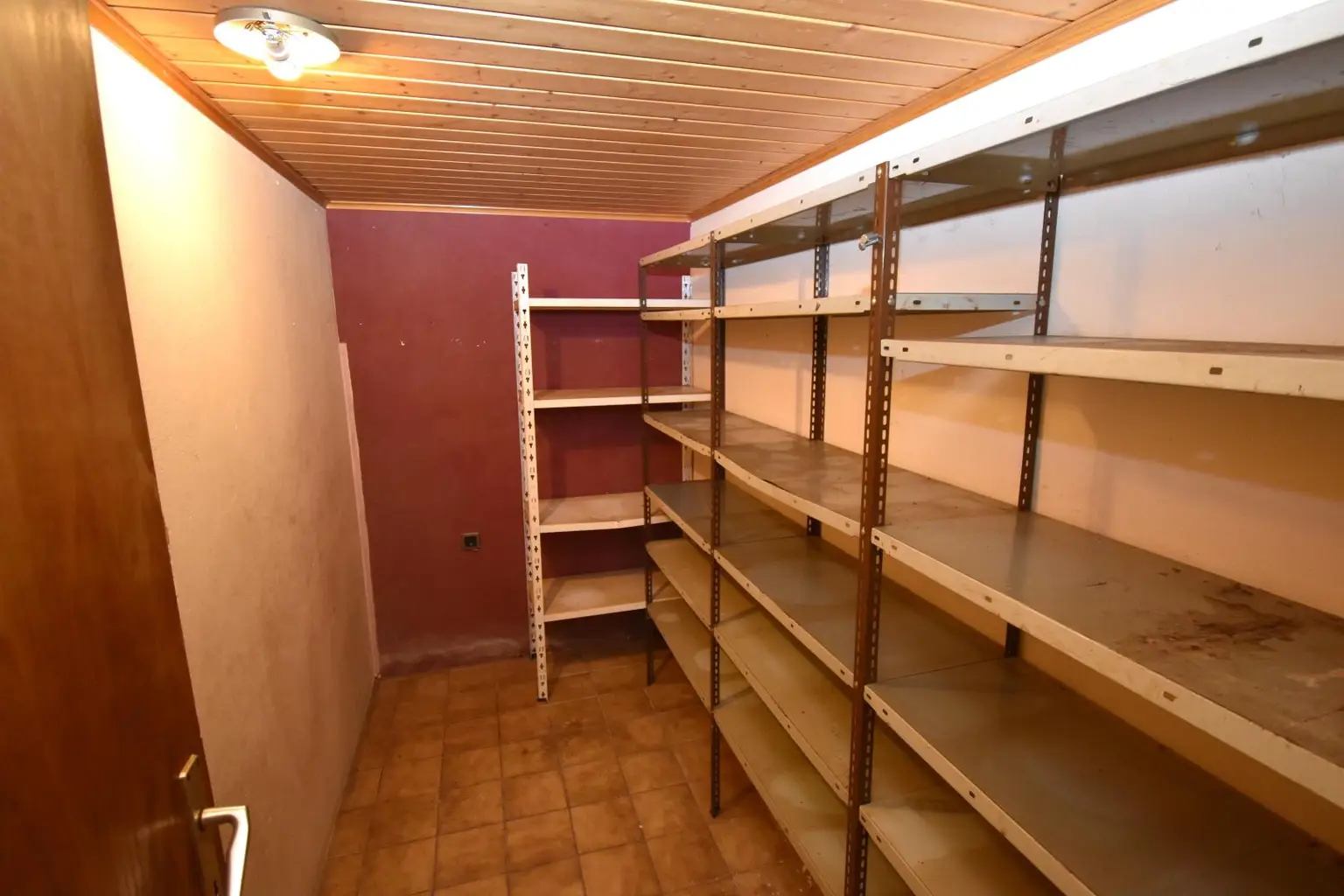 Wohnhaus mit SANIERUNGSBEDARF