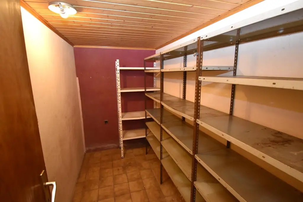 Wohnhaus mit SANIERUNGSBEDARF