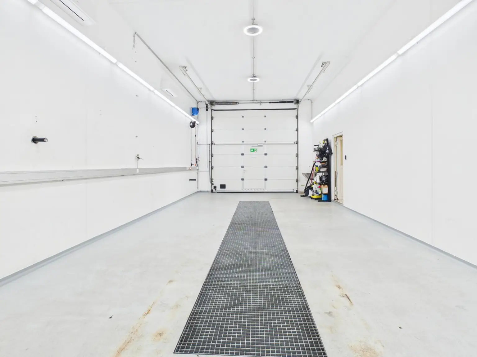 Fahrzeugaufbereitungs-Halle