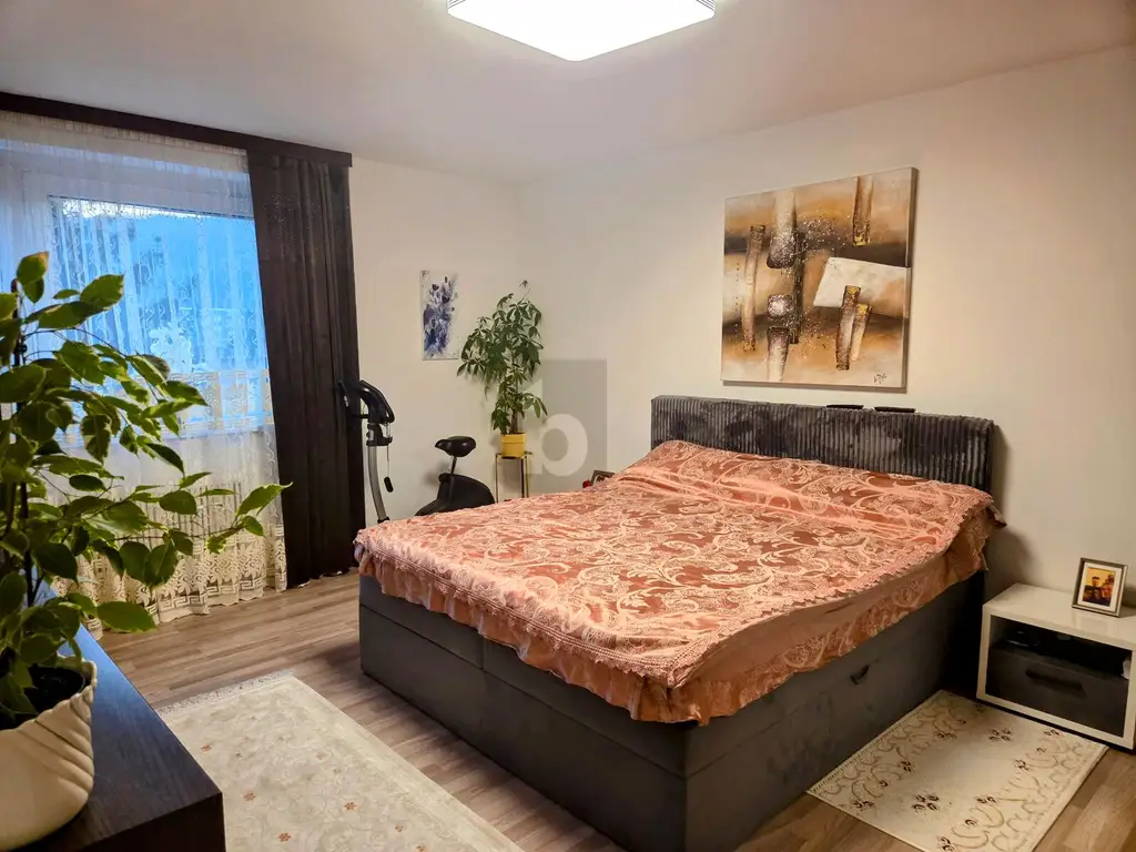ELEGANT MÖBLIERT, MODERNISIERT UND PERFEKT GESCHNITTEN, MIT BALKON, TIEFGARAGENPLATZ UND VIEL KOMFORT