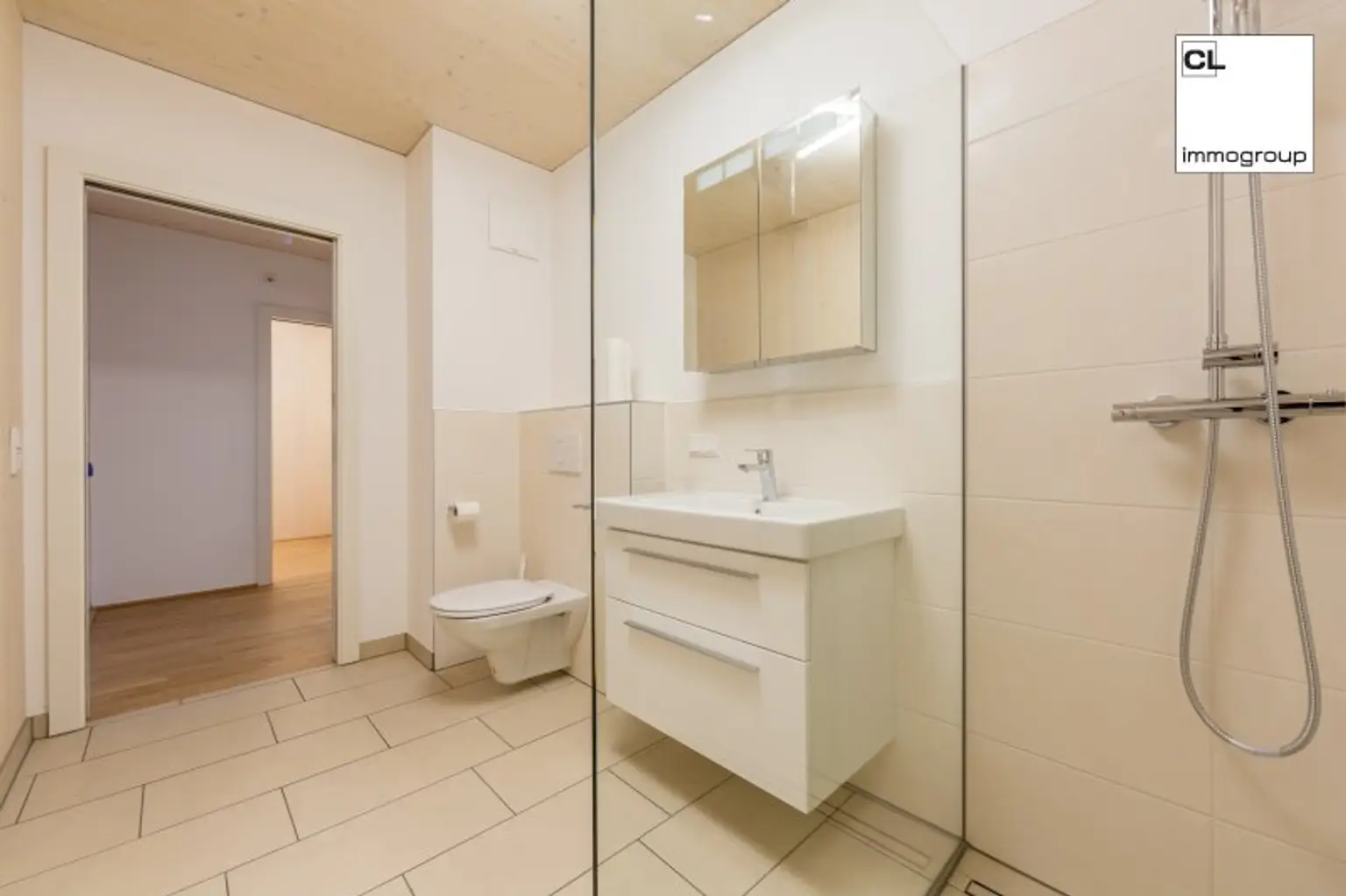Modernes Badezimmer mit Dusche