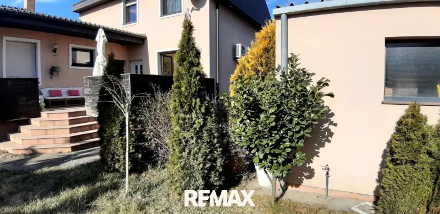 Haupthaus und Garage Rückseite