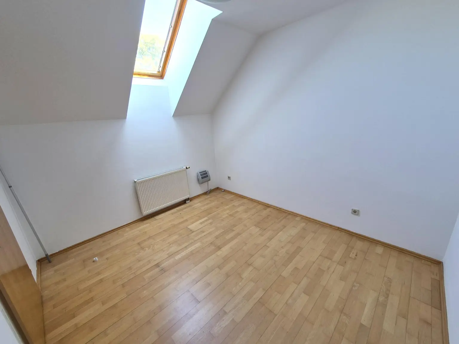 GUT GESCHNITTENE HELLE 2 ZIMMER WOHNUNG MIT LOGGIA UND KFZ-ABSTELLPLATZ