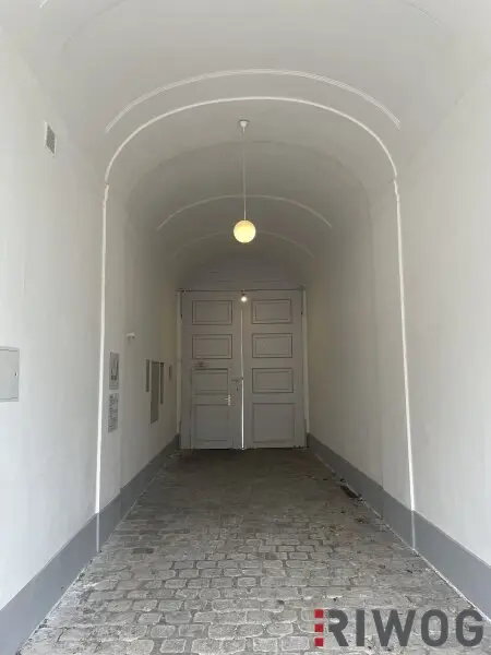 **ZENTRALE DACHGESCHOSSWOHNUNG INKL. TERRASSE**INNENHOFLAGE**2 ZIMMER**EINBAUKÜCHE**ecke Naschmarkt
