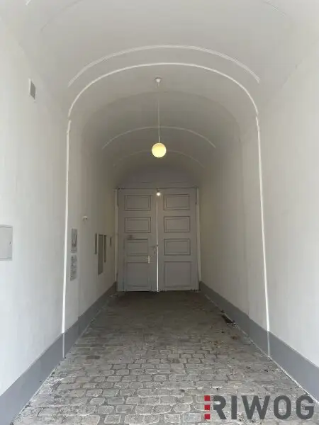 **ZENTRALE DACHGESCHOSSWOHNUNG INKL. TERRASSE**INNENHOFLAGE**2 ZIMMER**EINBAUKÜCHE**ecke Naschmarkt