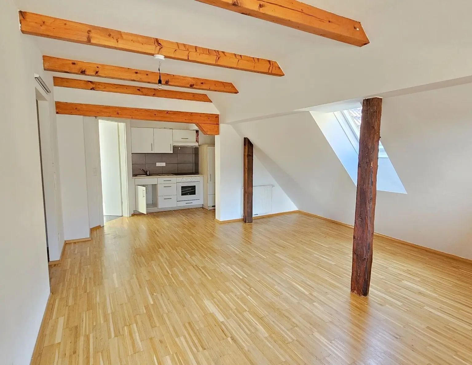 7 Wohnungen und 1 Gaststätte oder Büro.
