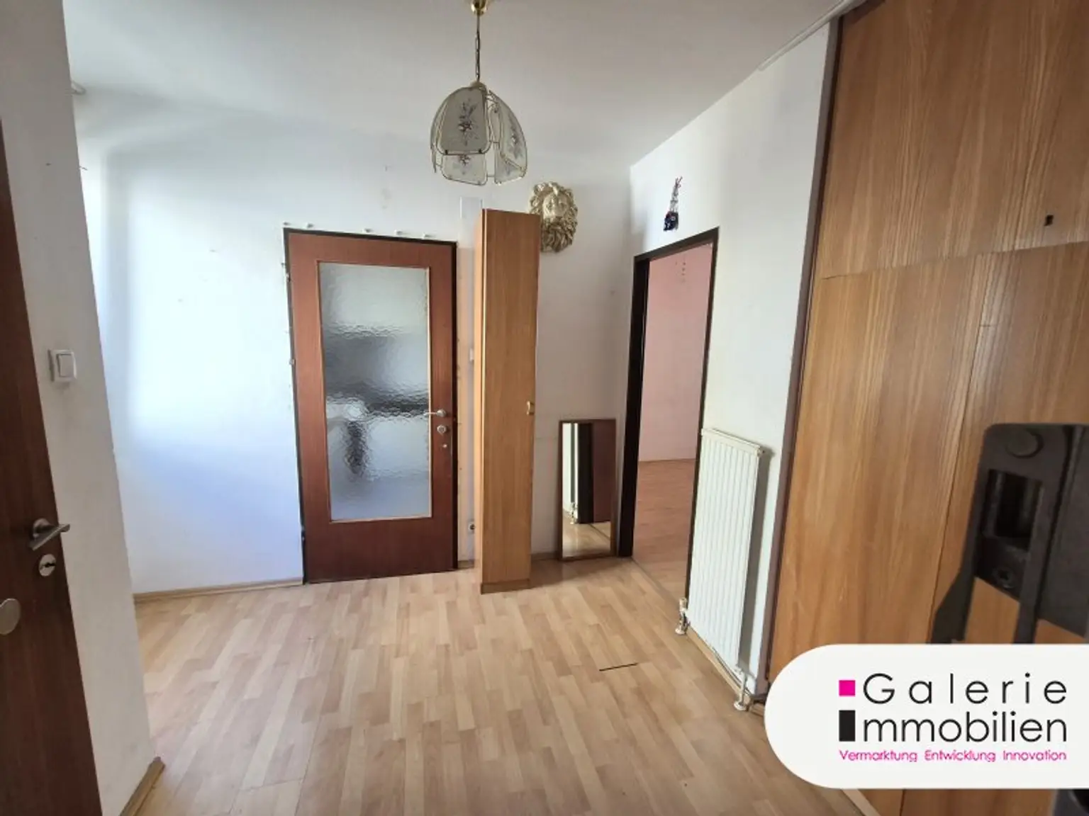 Sonnige und helle 3-Zimmer-Neubauwohnung mit Loggia inkl. Stellplatz - Sanierungsbedarf