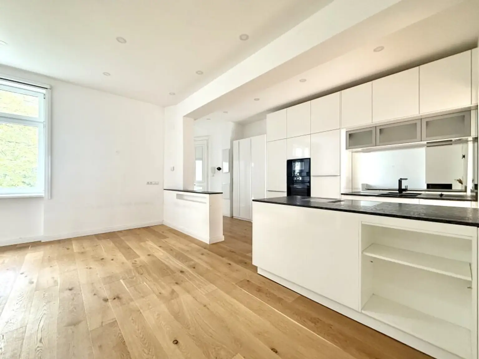 TOP LAGE SIEVERING: Sonnige, kernsanierte Wohnung I Kochinsel & Kamin I Fußbodenheizung & Sonnenschutz I großzügiges & helles Badezimmer I nähe Obkirchergasse