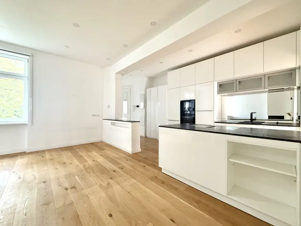 TOP LAGE SIEVERING: Sonnige, kernsanierte Wohnung I Kochinsel & Kamin I Fußbodenheizung & Sonnenschutz I großzügiges & helles Badezimmer I nähe Obkirchergasse