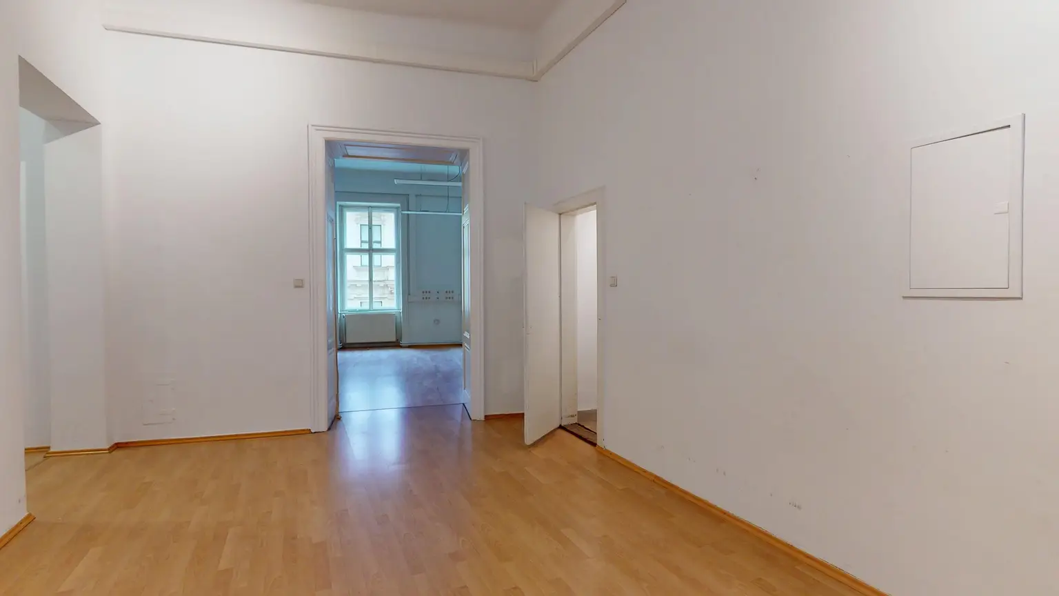 Elisabethstraße: Büroräumlichkeiten mit klassischen Altbau-Elementen - EDV-Verkabelung