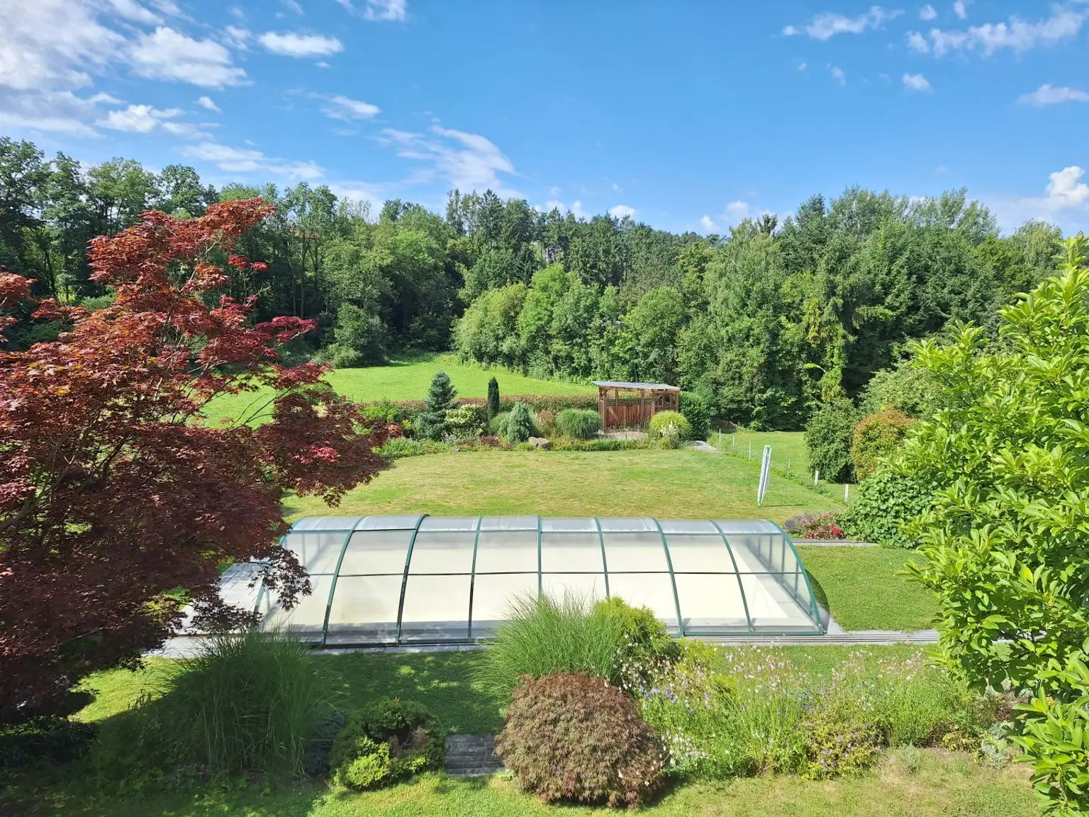 Einfamilienhaus mit Pool, Garten & Aussicht – Praxis & Mietpotential
