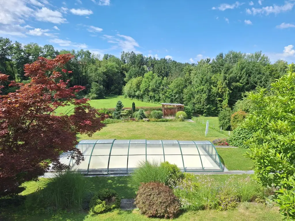 Einfamilienhaus mit Pool, Garten & Aussicht – Praxis & Mietpotential
