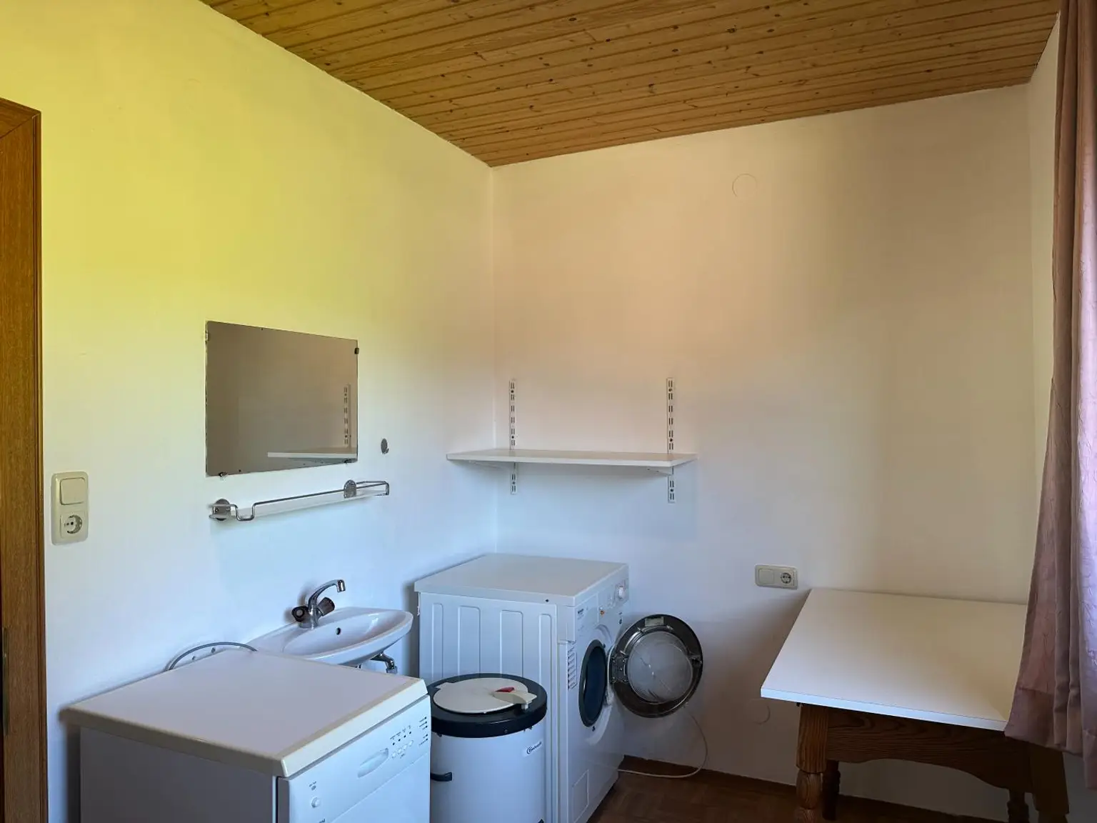 Einfamilienhaus mit Nebengebäude in ruhiger Lage