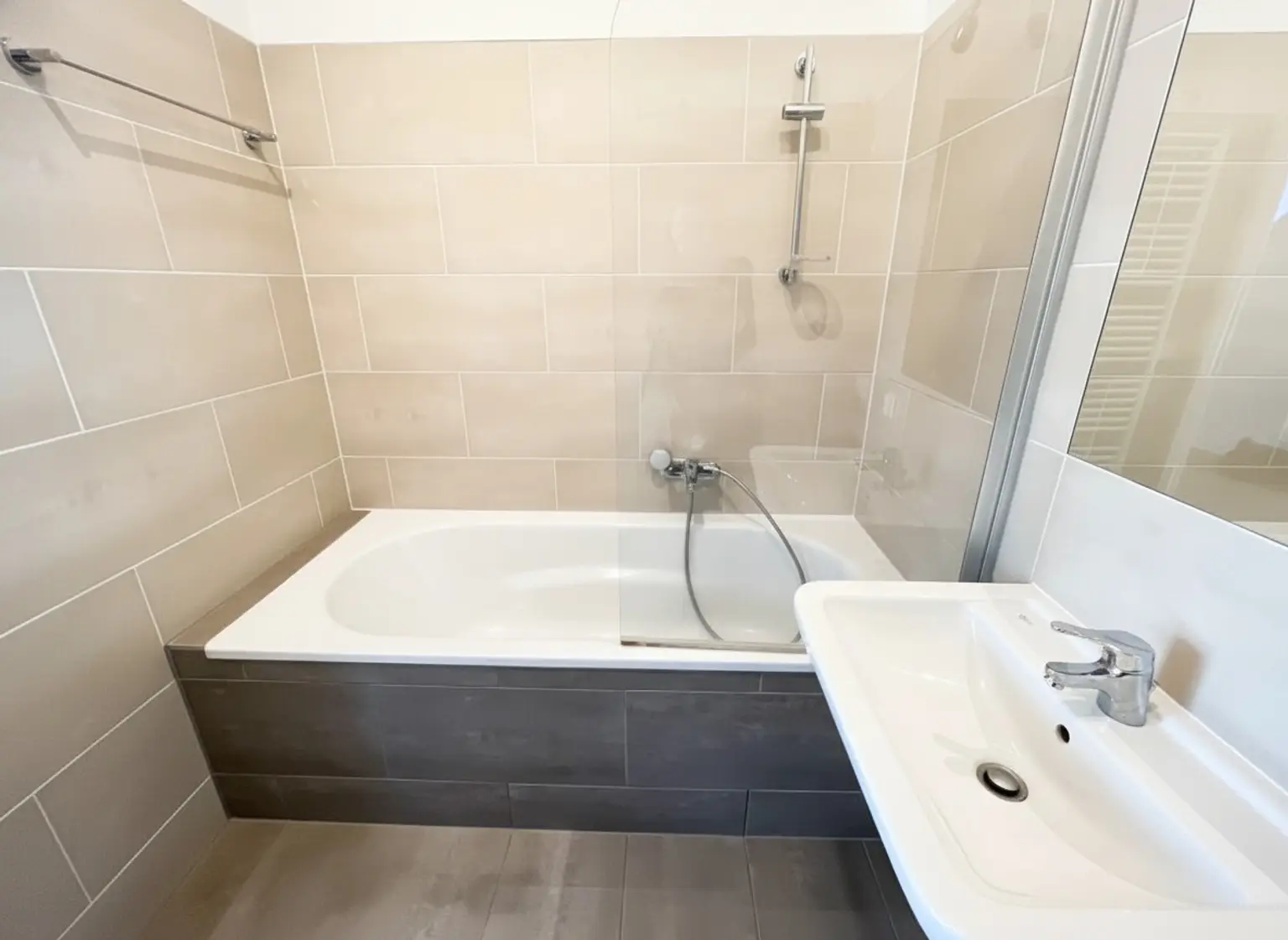 UNBEFRISTET: Attraktive, klimatisierte Dachgeschoss-Wohnung mit Balkonen und Dachterrasse und einmaligem Blick über Dächer Wiens