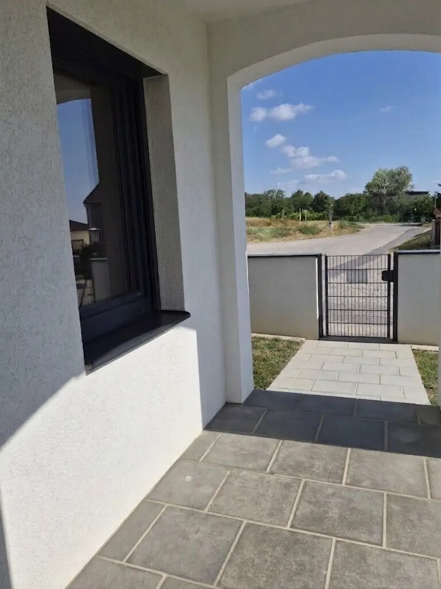 Ca. 64 m² Wohnung mit ca. 107 m² Eigengarten & Klimaanlage - Perfekt als Haupt- od. Zweitwohnsitz - Lebensqualität zwischen See und Reben