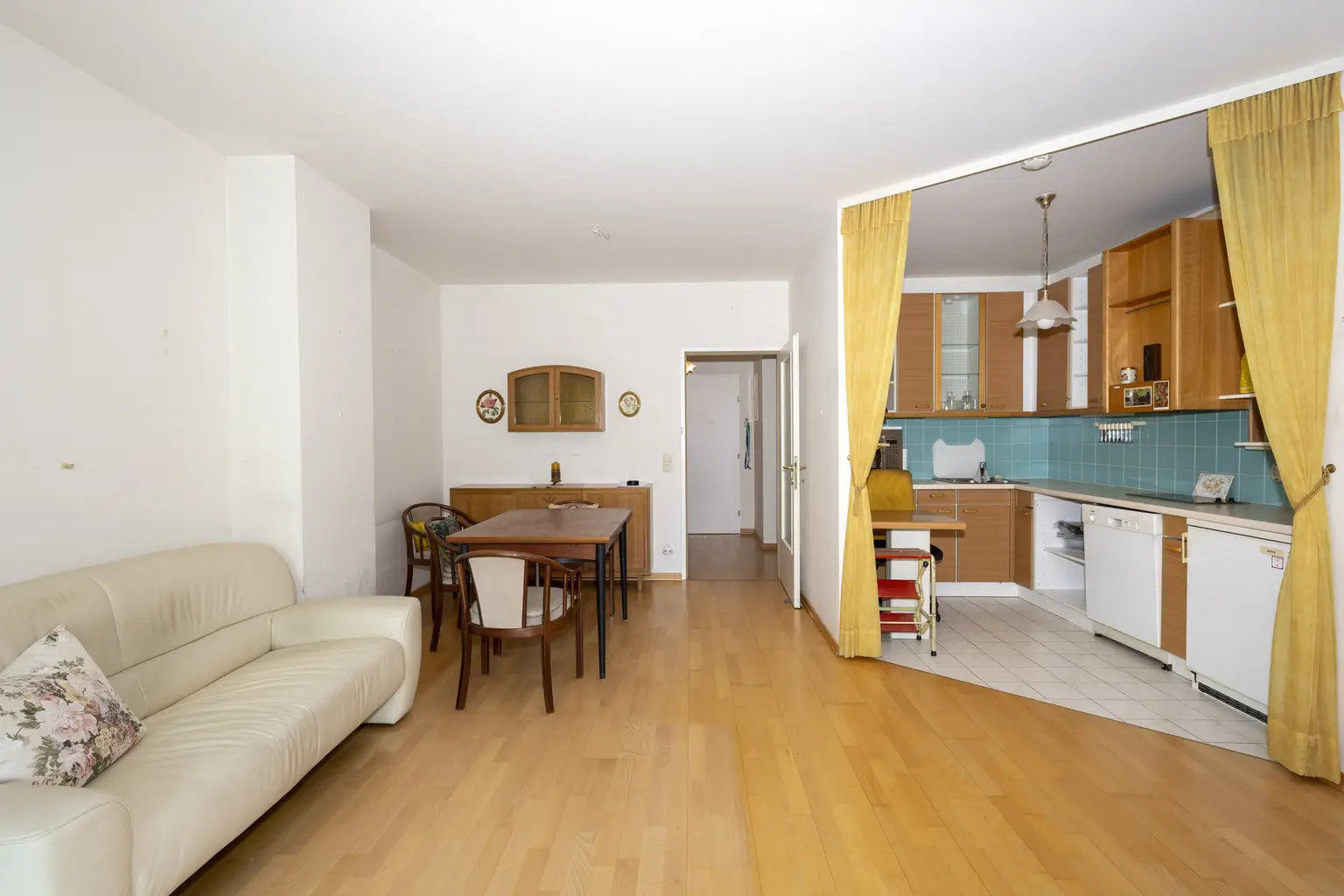 ++ Ruheoase im Zemtrum:  Barrierefreie 2-Zimmer-Wohnung mit Balkon, Grünblick und Tiefgaragenplatz ++