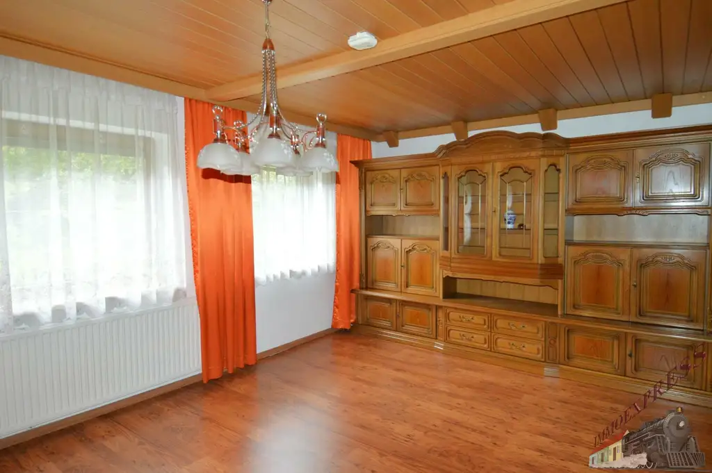 Ein-/ Zweifamilienhaus in ruhiger Aussichtslage