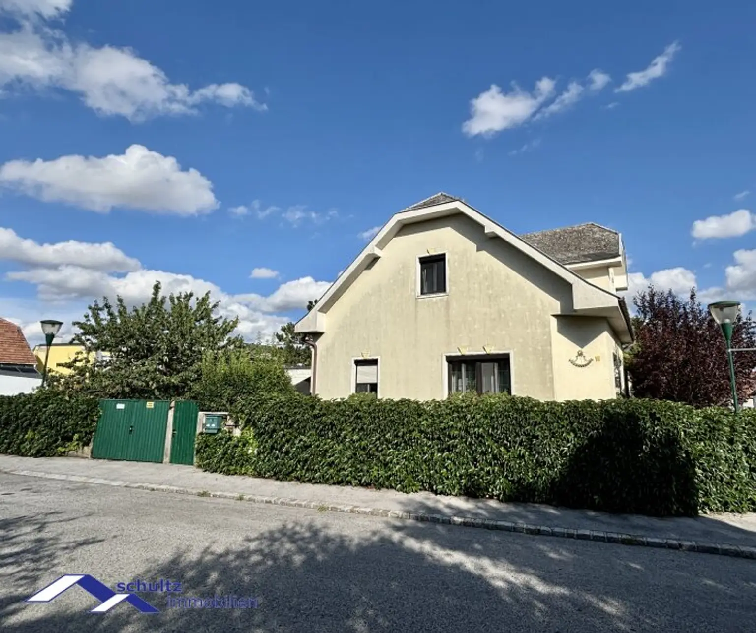Schönes Einfamilienhaus mit Pool! Besonderes Angebot!