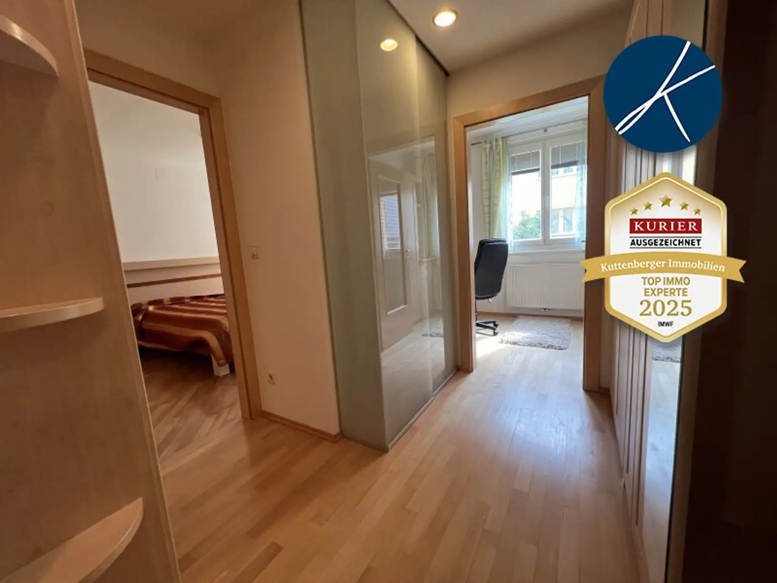 Blick Schlafzimmer und Homeoffice