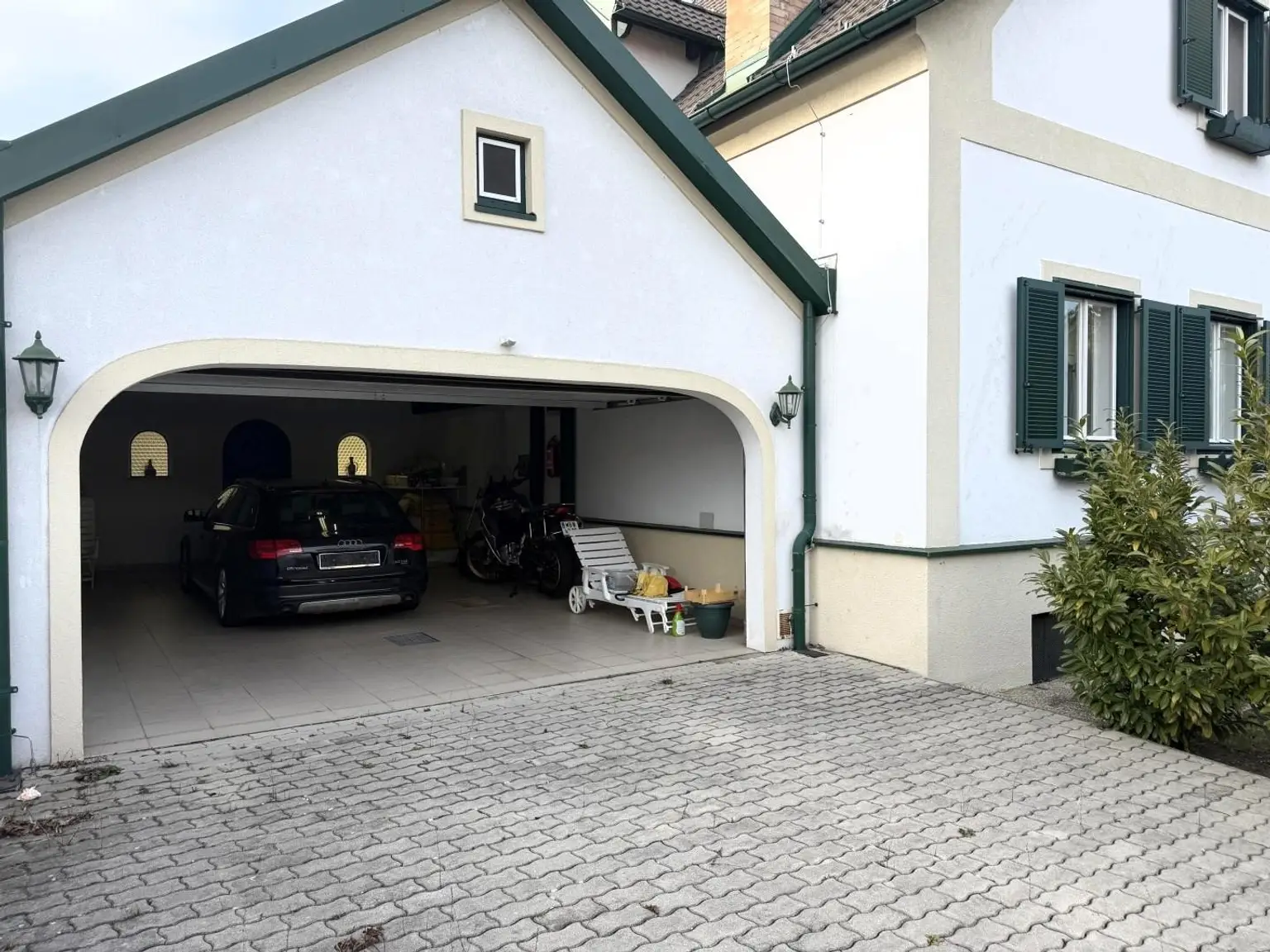 EG / Straßenansicht / Garageneinfahrt