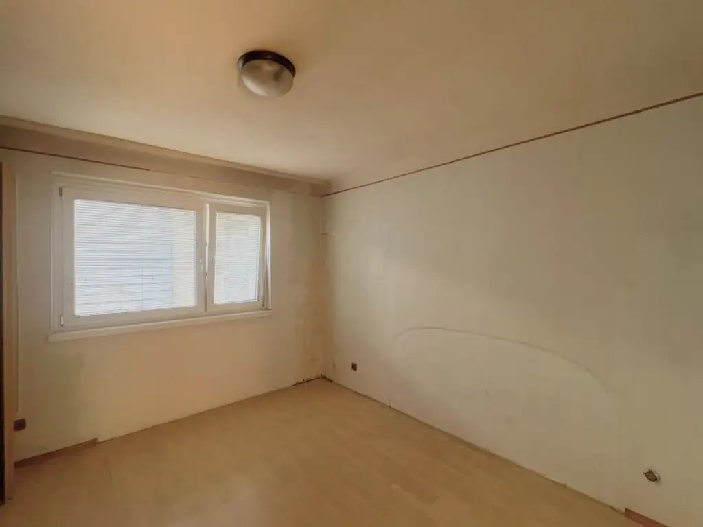 Lichtdurchflutete 2-Zimmer-Wohnung mit Charme & Potenzial in thermisch saniertem 1965-Neubau