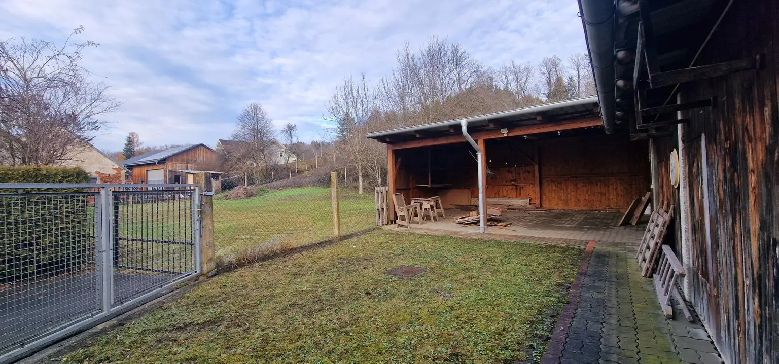 Sicht zum Nebengebäude