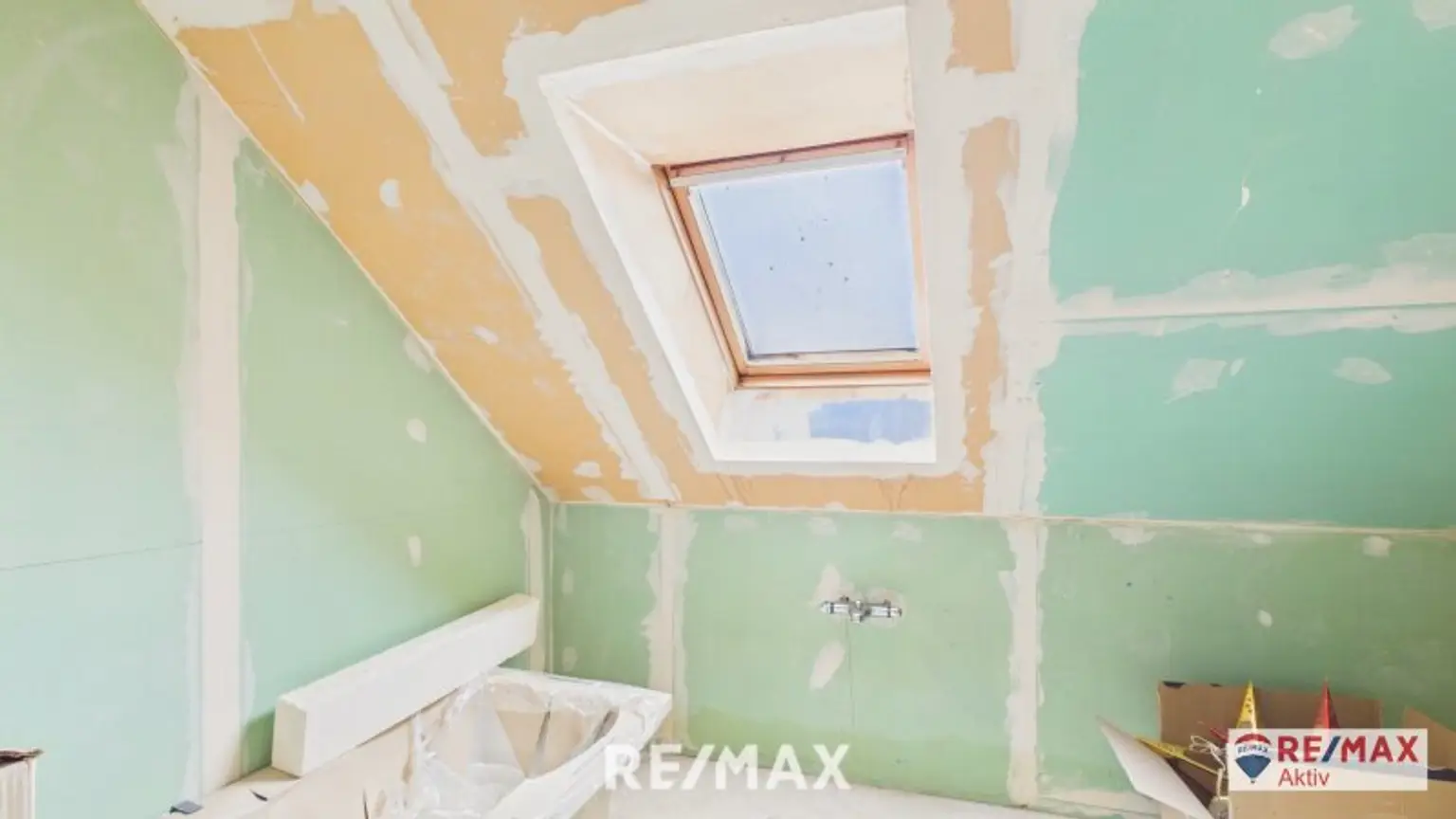 Einzugsbereites Haus mit großer Garage und großem Grundstück