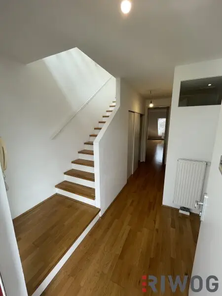 **ZENTRALE DACHGESCHOSSWOHNUNG INKL. TERRASSE**INNENHOFLAGE**2 ZIMMER**EINBAUKÜCHE**ecke Naschmarkt