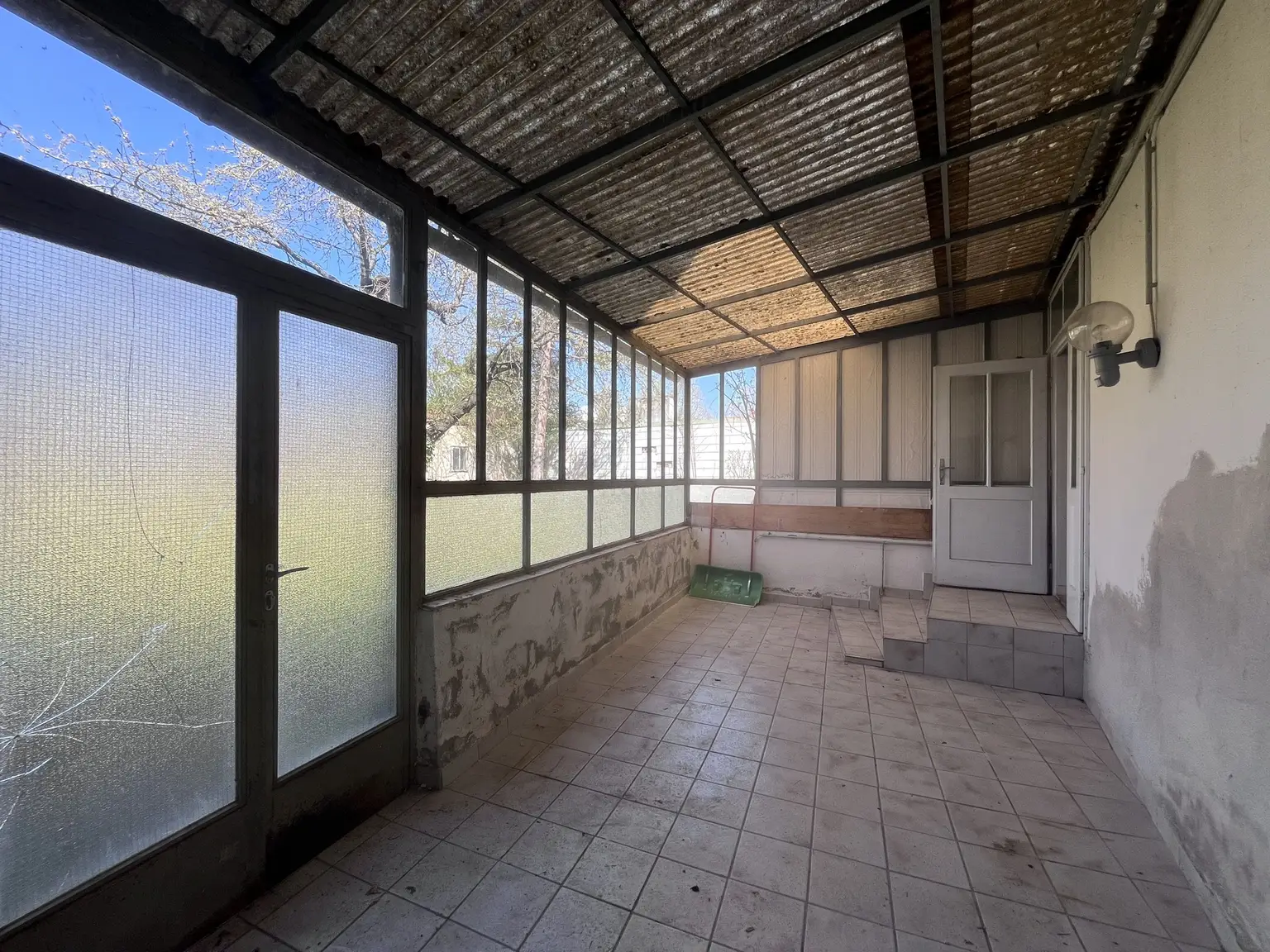 12 Zimmer Haus  mit Geschäftslokal auf 948 m2 Grundstück