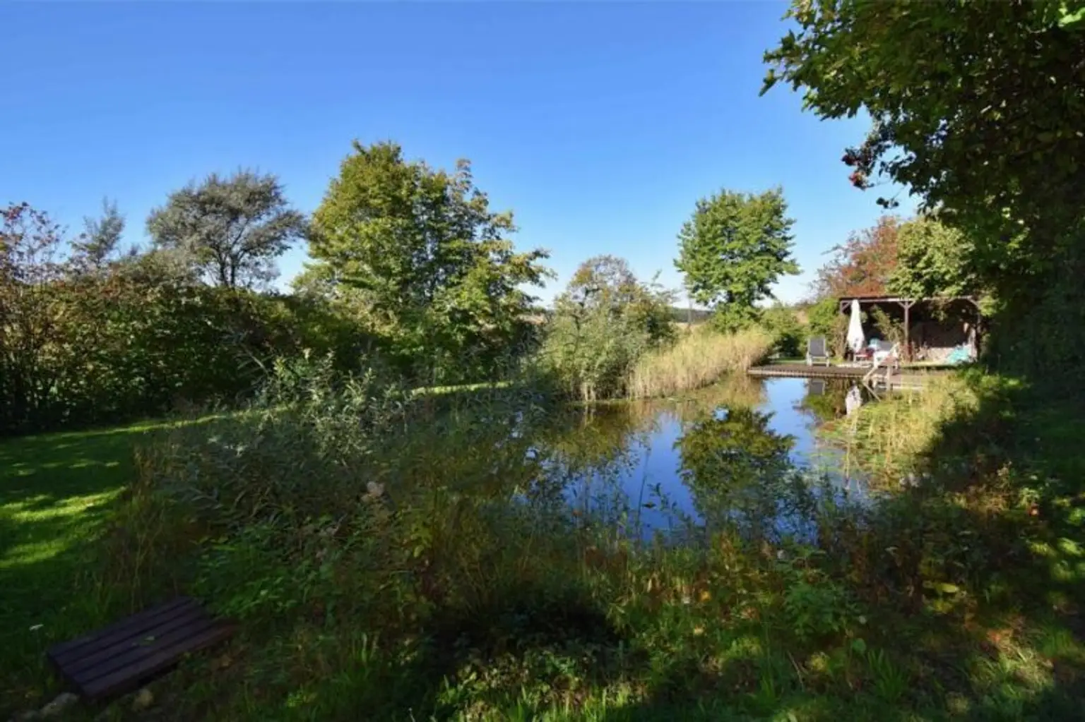 Exklusives Traum-Anwesen mit Naturteich und Gästehaus