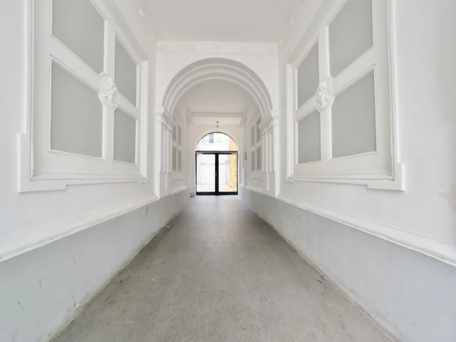 Hideaway im Innenhof - Großartige, vollmöblierte 2-Zimmer-Wohnung in klassischem Gründerzeithaus in U-Bahn-Nähe