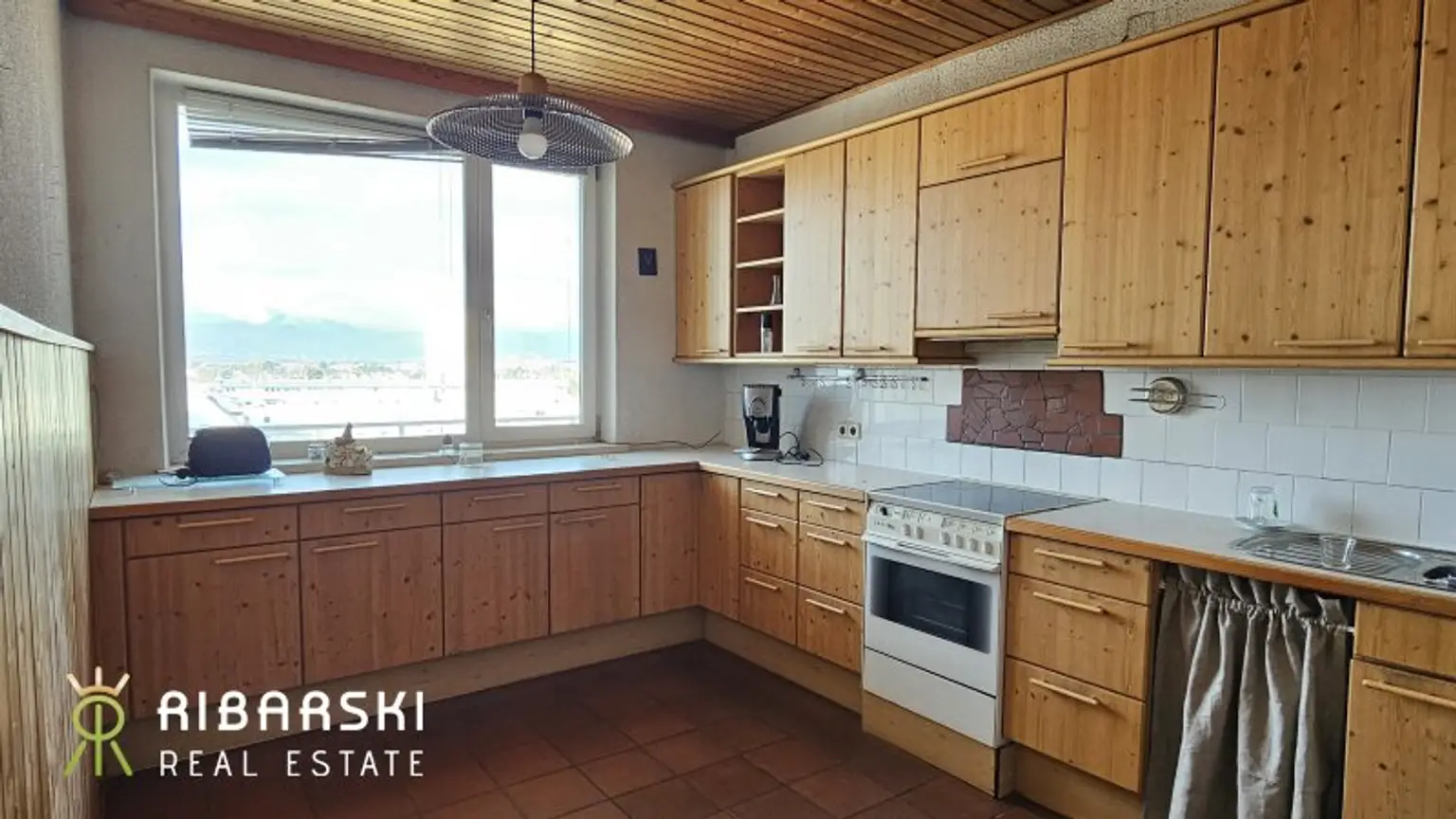 Fast wie ein Penthouse der 70er Jahre - großzügige Wohnung mit 4 Zimmern und drei Loggien