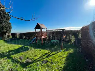 Garten mit Spielgeräte