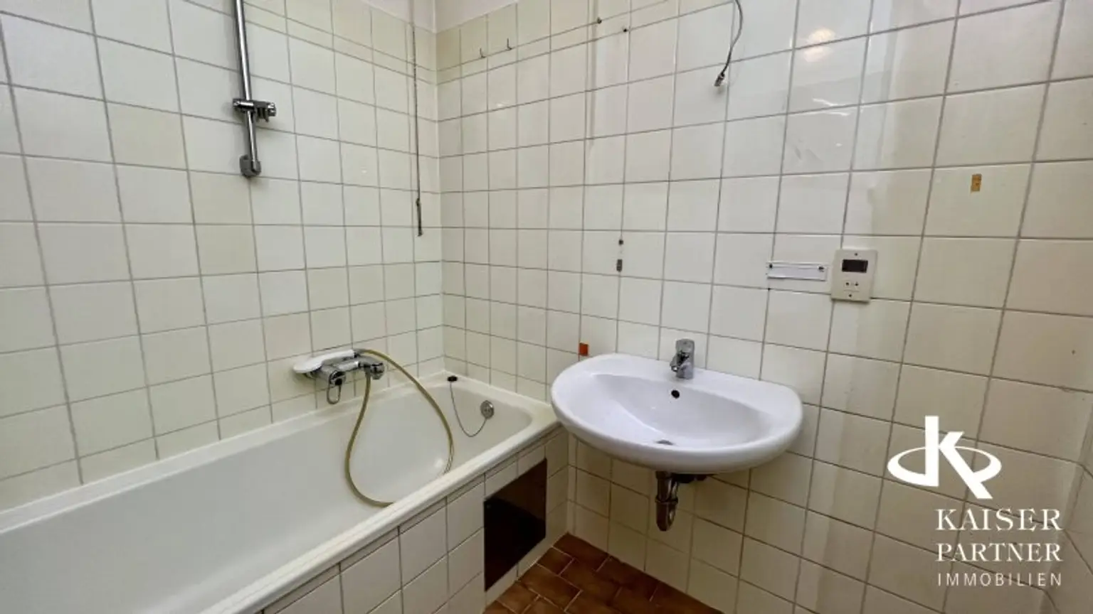 Geräumige 4-Zimmer-Wohnung mit Loggia mit viel Potential, Nähe Kennedybrücke!