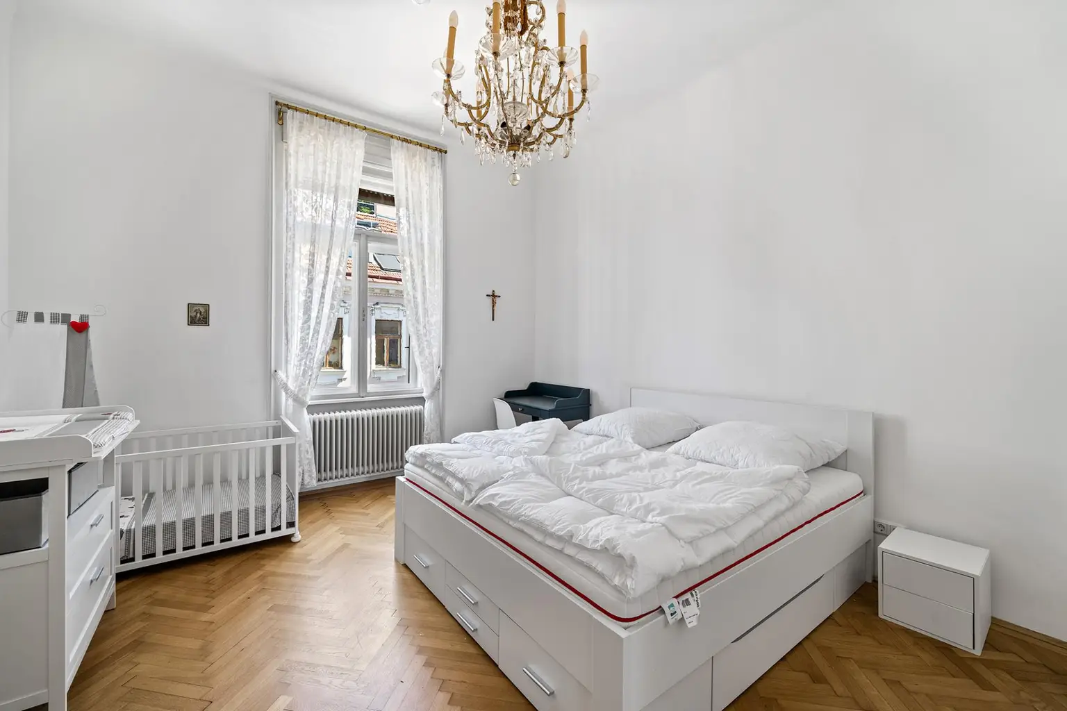 Wohnen wie im alten Wien! Traumhafte klassische Altbauwohnung mit Rohdachboden Nähe Schönbrunn und U 4