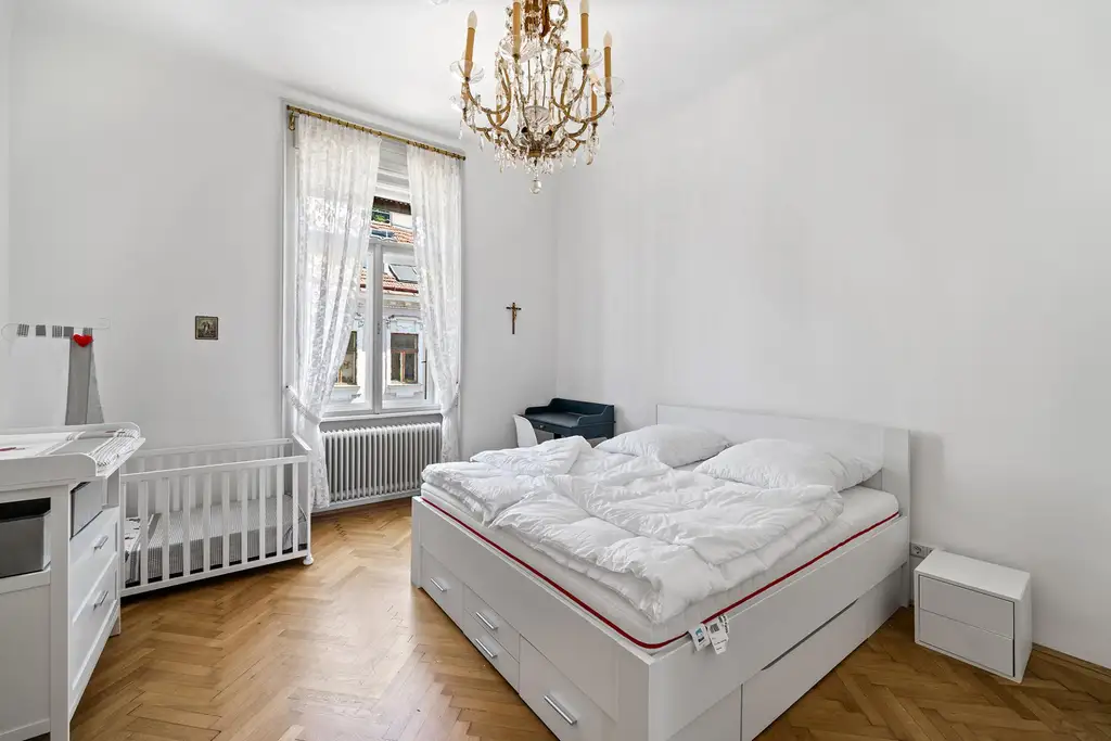 Wohnen wie im alten Wien! Traumhafte klassische Altbauwohnung mit Rohdachboden Nähe Schönbrunn und U 4