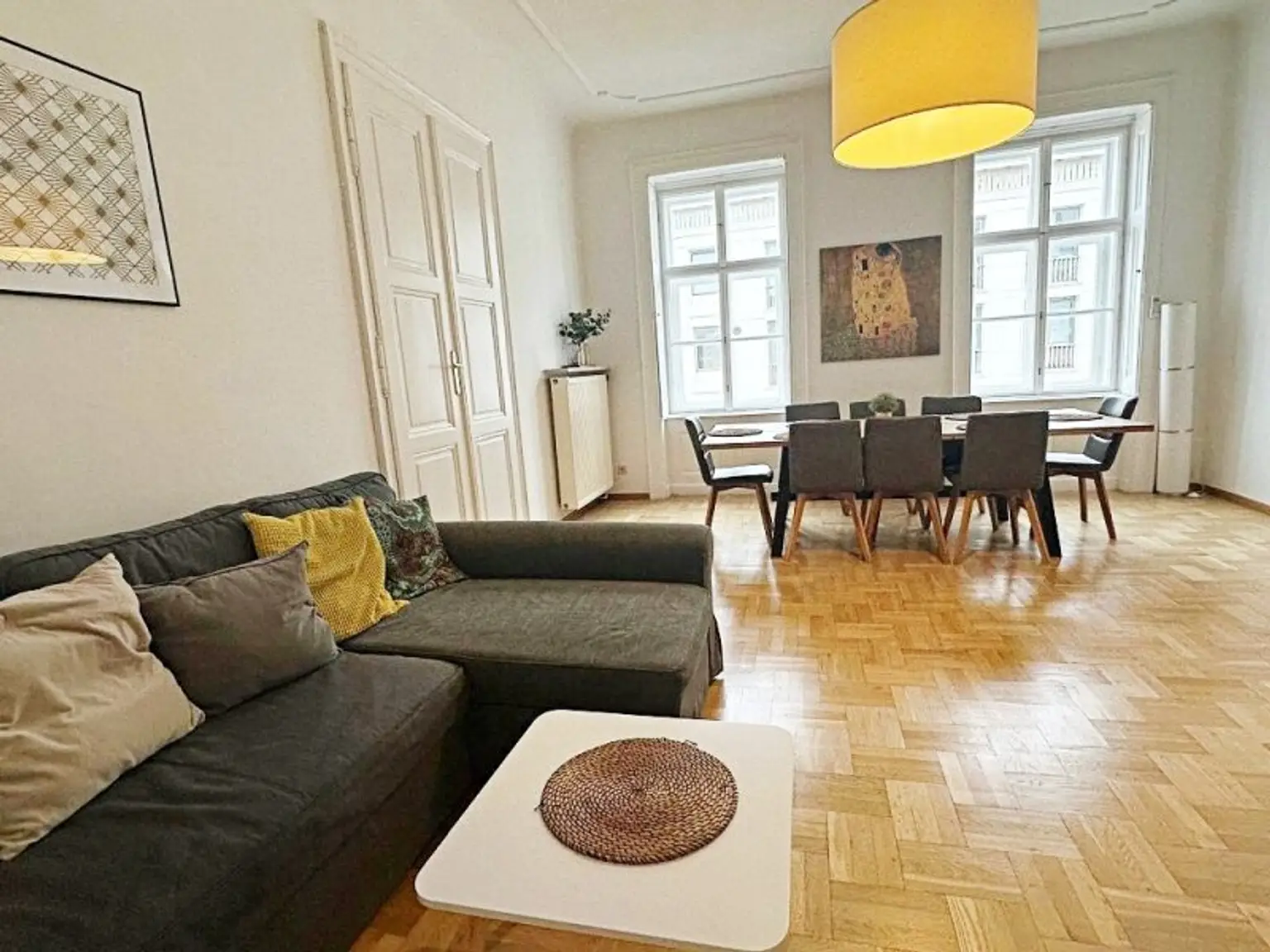 OPERNRING, STAATSOPER, klimatisierte 106 m2 Altbau, 3 Zimmer, Möblierung möglich, Extraküche, 2 Bäder, 4. Liftstock