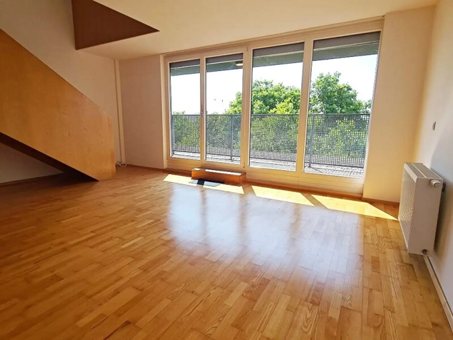 INNSTRASSE, FERNBLICK, unbefristete 97 m2 Dachgeschoß-Maisonette mit Loggia, 2 Zimmer, Komplettküche, Wannenbad, Parketten, gefördert